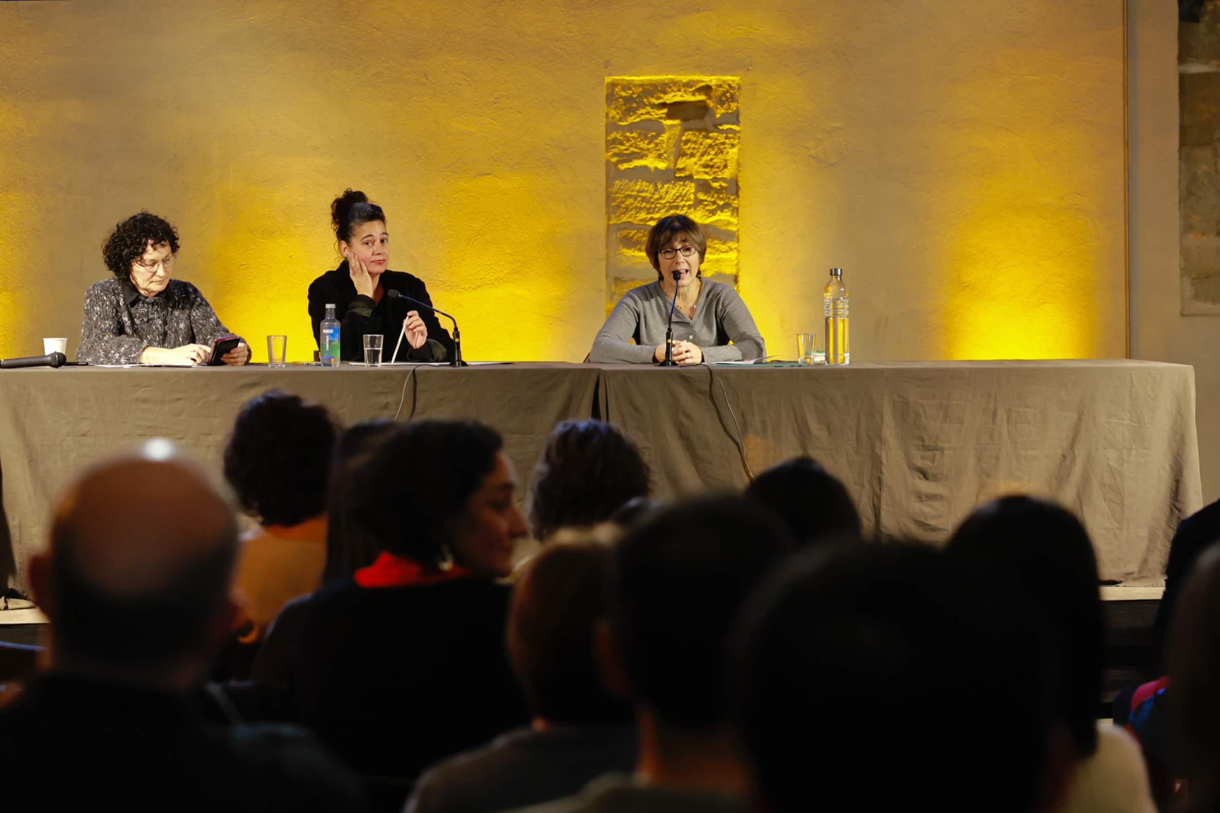 Les ponents de la jornada d’avui han estat la codirectora artística del Teatre de l’Artesà del Prat de Llobregat i de l’espai de residència Australia de ciutat de Buenos Aires, Cristina Alonso, i la impulsora del Centre de Música i Escena del Raval Xamfrà i professora de l’Escola Superior de Música de Catalunya, Ester Bonal