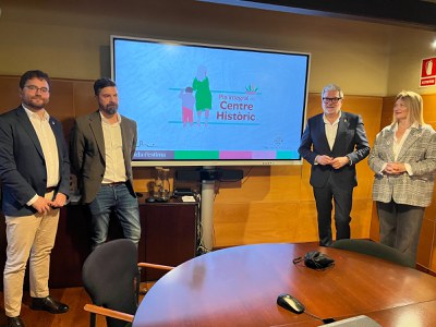 L'alcalde, Fèlix Larrosa, la tinenta d'alcalde Begoña Iglesias, el tinent d'alcalde, Carlos Enjuanes, i el regidor de Participació, Roberto Pino, en ….