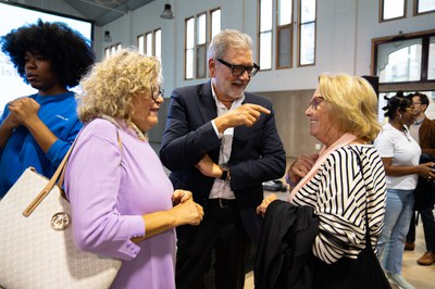 L'alcalde ha saludat alguns veïns i veïnes després de la presentació del Pla Integral del Centre Històric.