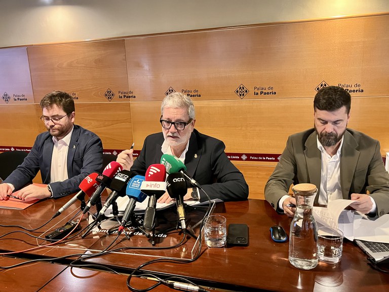 L'alcalde, Fèlix Larrosa, el tinent d'alcalde, Carlos Enjuanes, i el regidor de Participació, Roberto Pino, durant la presentació del Pla Integral del Centre Històric