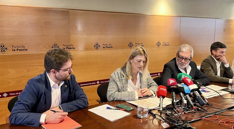 L'alcalde, Fèlix Larrosa, la tinenta d'alcalde Begoña Iglesias, el tinent d'alcalde, Carlos Enjuanes, i el regidor de Participació, Roberto Pino, presenten el Pla Integral del Centre Històric