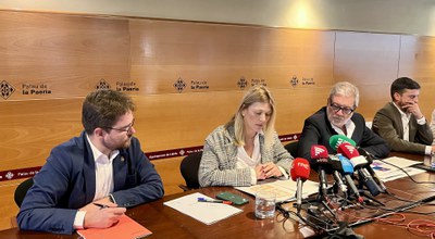 L'alcalde, Fèlix Larrosa, la tinenta d'alcalde Begoña Iglesias, el tinent d'alcalde, Carlos Enjuanes, i el regidor de Participació, Roberto Pino, pre….