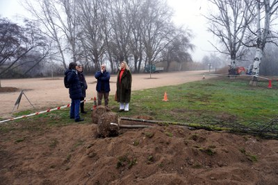 La tinent d'alcalde ha visitat avui les obres de plantació a l'accés al parc de la Mitjana.