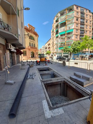 Amb l'actuació s'han tapat els clots que havien deixat al carrer els contenidors de l'anterior sistema de recollida d'escombraries.