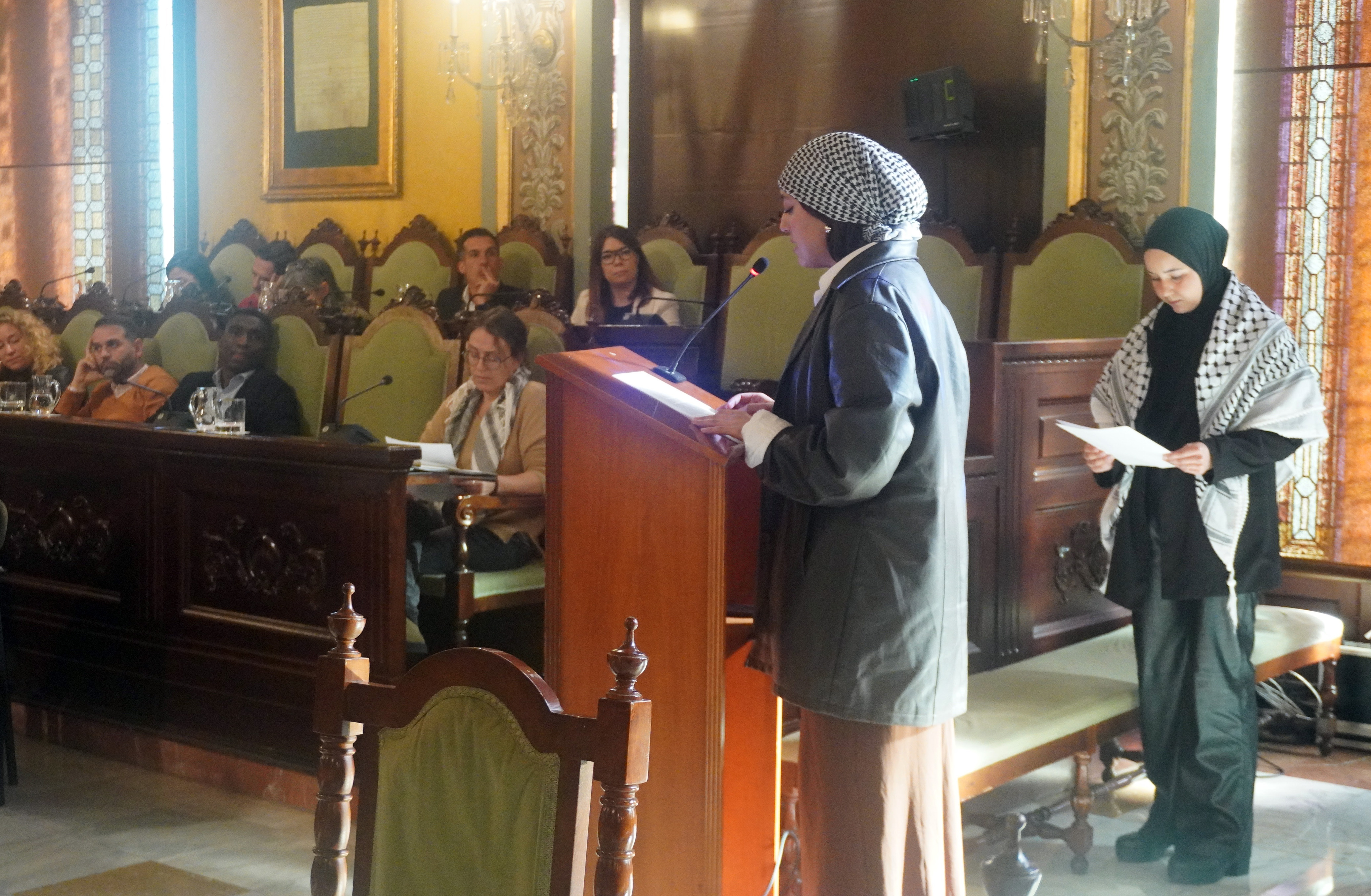 Ikram Bouhouche, de Lleida pels Refugiats, i Hajar Er Rahhali, d’Unim Cultures, han exposat la moció en suport al poble palestí i en contra de l’apartheid, el colonialisme i el genocidi a Palestina, en representació de les diverses entitats que promouen i donen suport la moció, que ha estat aprovada parcialment.