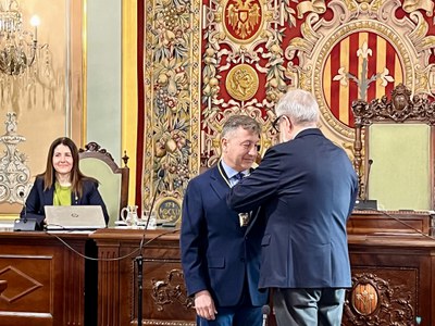 L'alcalde, Fèlix Larrosa, imposa la insígnia d’or al nou regidor.