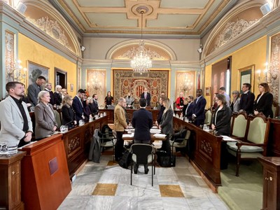 Minut de silenci pel feminicidi ocorregut a la ciutat diumenge passat, abans d'iniciar el Ple.