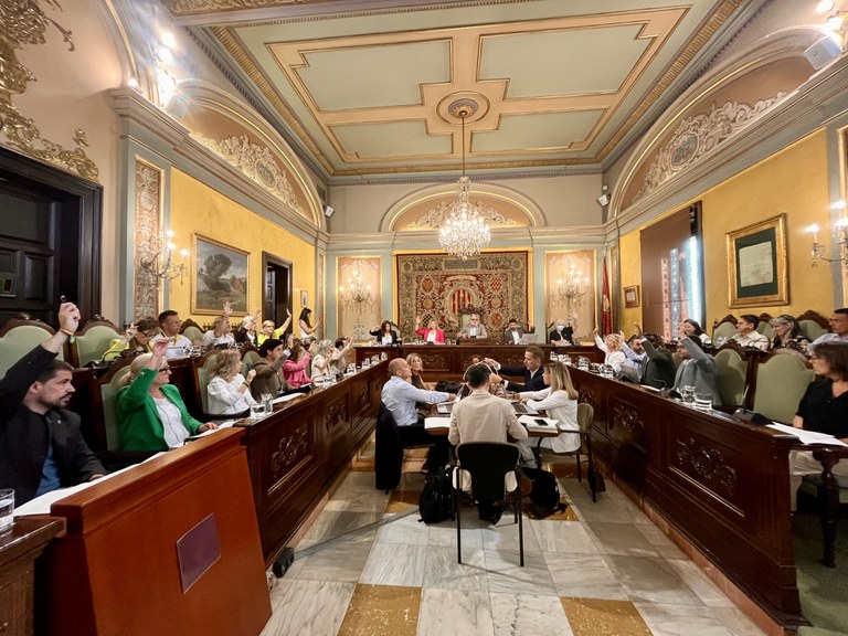 La corporació municipal aprova un dels punts del Ple