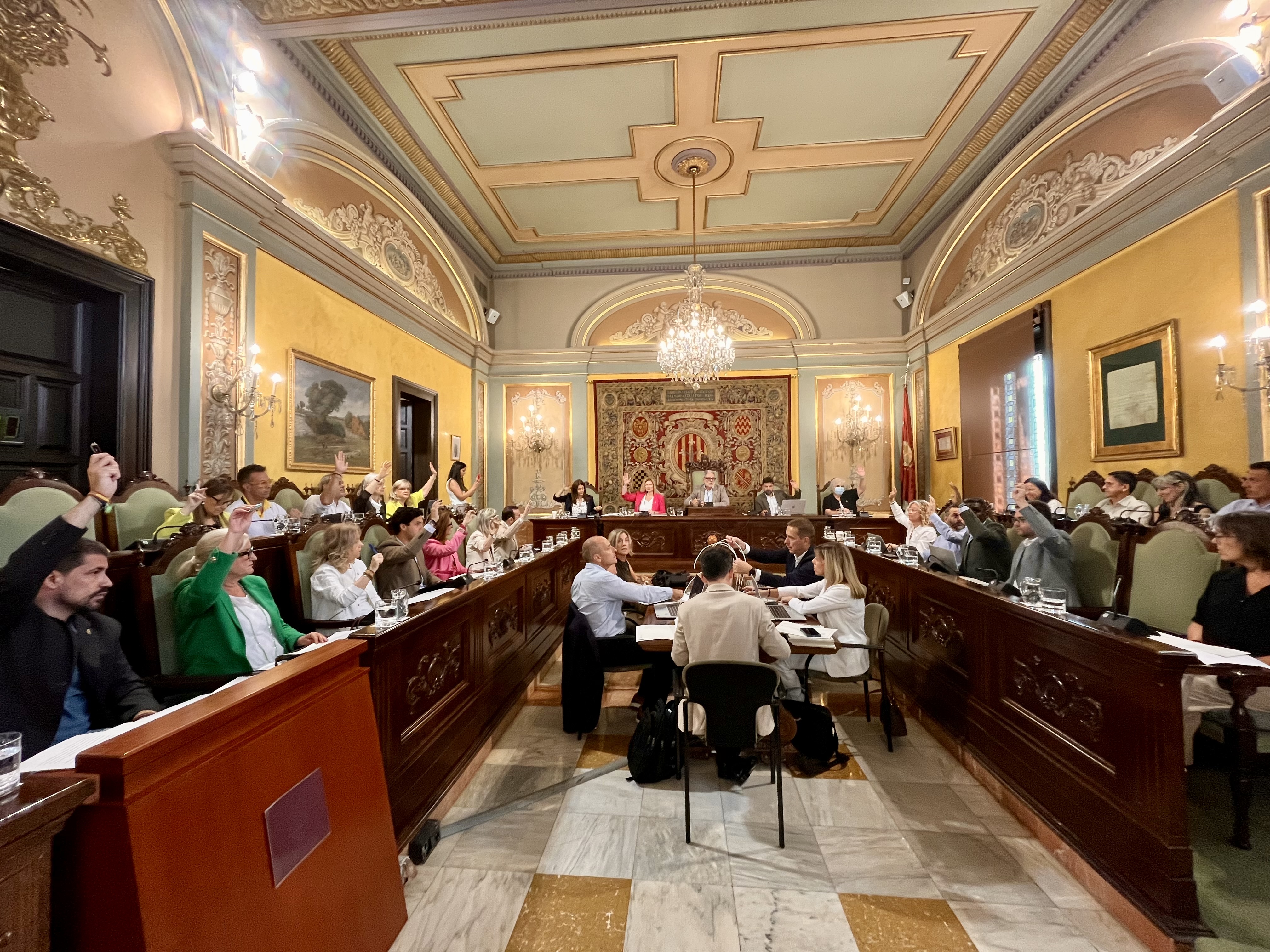 La corporació municipal aprova un dels punts del Ple