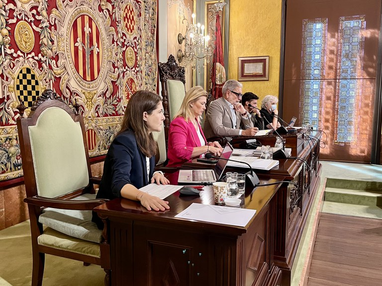 L'alcalde, les tinentes i el tinent d'alcalde, durant el Ple