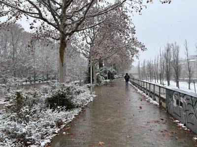 La ciutat nevada, a primera hora del matí.