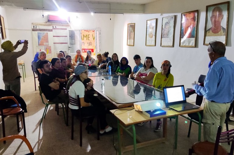 El grup d’estudiants que han participat en el projecte Cicles Formatius a Terreny estan fent les pràctiques als campaments de persones refugiades sahrauís, de Tindouf