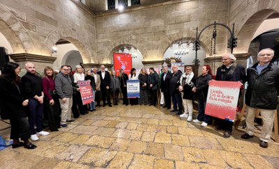 L'alcalde, Fèlix Larrosa, acompanyat per membres de la corporació municipal, d'entitats veïnals i comercials.