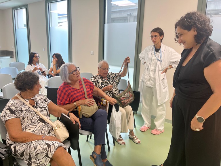 Sanjuan parlant amb algunes de les usuàries participants en el projecte