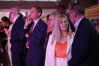 L'alcalde Miquel Pueyo compartint impressions sobre la festa i el barri amb la presidenta de l'entitat veïnal.