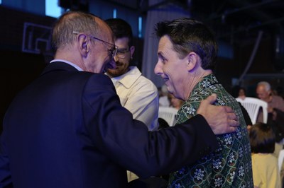 El paer en cap, Miquel Pueyo, va poder saludar a l'actor Ramon Molins, encarregat del pregó.