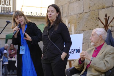 La directora del "Lletra Petita", Mertxe París, i la Mireia Segarra, de la secció de biblioteques de la Regidoria de Cultura.