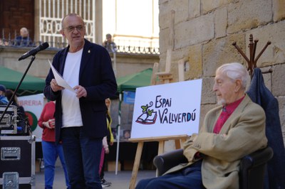 L'alcalde Miquel Pueyo amb l'escriptor Josep Vallverdú
