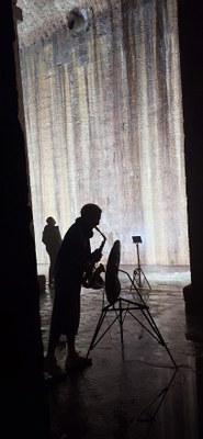 Al Dipòsit del Pla de l’Aigua, concert de Santiago Latorre i Carlos Monleón, en el marc del projecte “Respiració fluvial”..