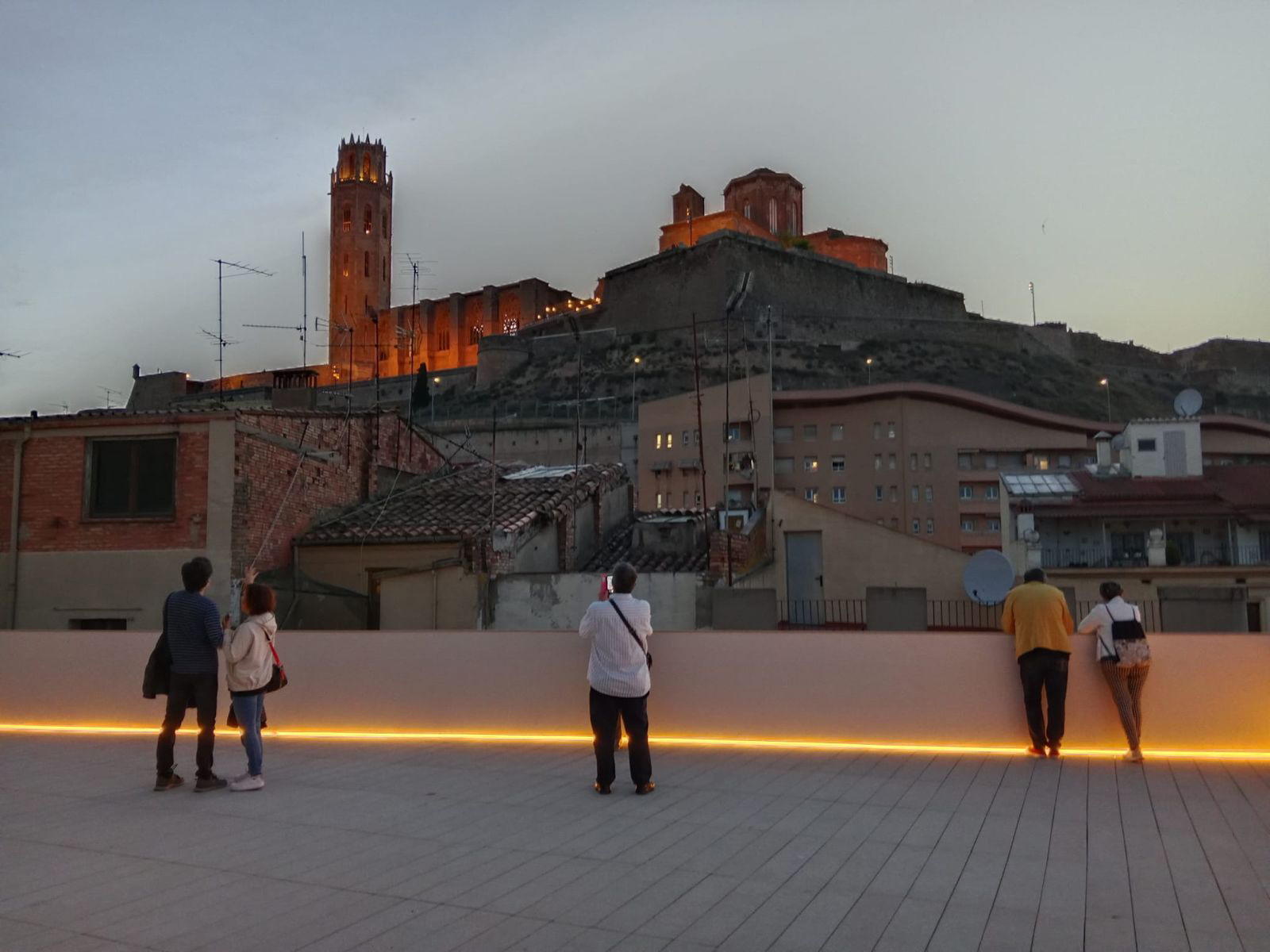 La terrassa del nou MORERA, amb vistes a la Seu Vella. Una panoràmica en un horari poc habitual del Museu.
