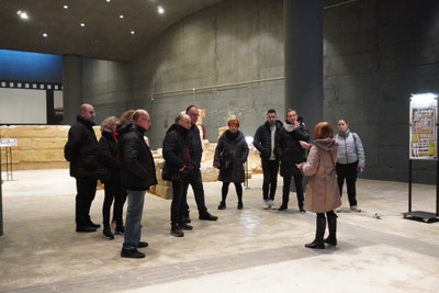 Una desena d'assistents a la primera visita guiada de la "Domus romana" de Lleida.
