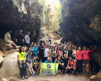 Prop d’una seixantena de joves participen a la ruta senderista als Avencs i Gorgs de la Febró.
