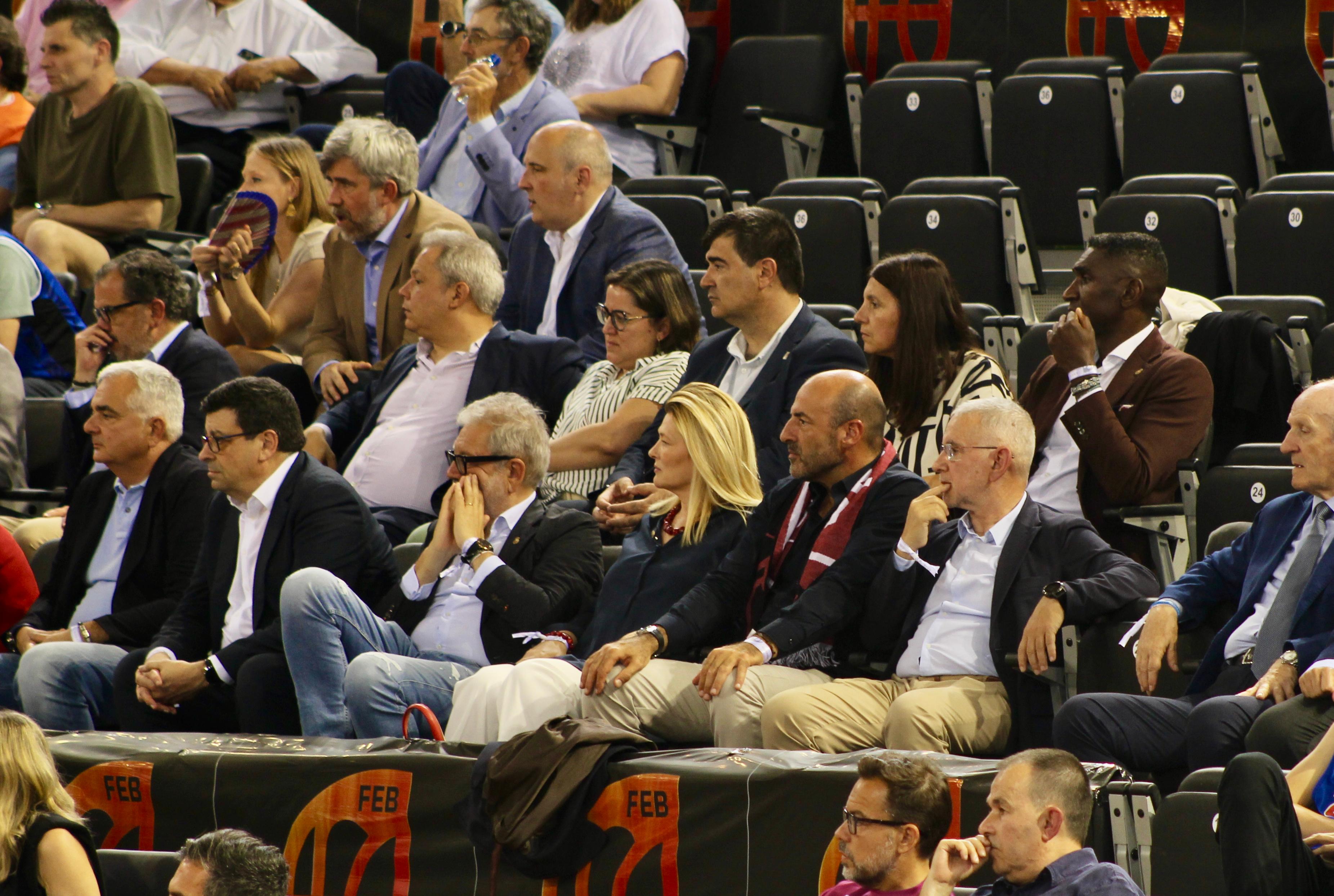 L'alcalde de Lleida, juntament amb la tinent d'alcalde Begoña Iglesias i el regidor Jackson Quiñónez i el president del Força Lleida, Albert Aliaga, han seguit el partit des del Madrid Arena.