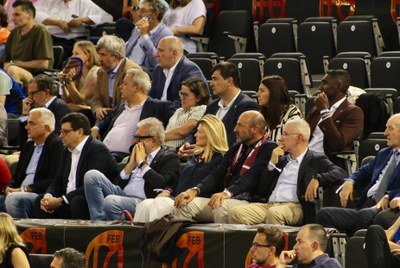 L'alcalde de Lleida, juntament amb la tinent d'alcalde Begoña Iglesias i el regidor Jackson Quiñónez i el president del Força Lleida, Albert Aliaga, ….