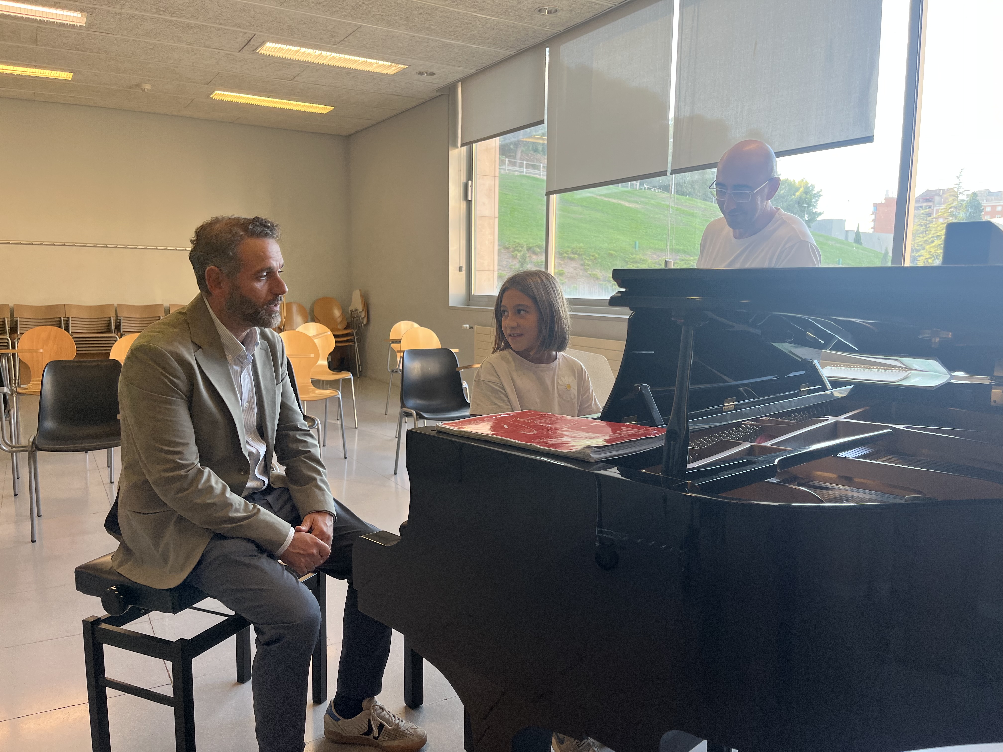 Blanco ha conversat amb l'alumnat i l'ha pogut escoltar tocant algun instrument