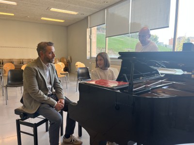 Blanco ha conversat amb l'alumnat i l'ha pogut escoltar tocant algun instrument.