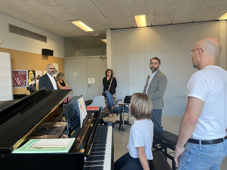 Xavi Blanco ha visitat l’Escola i el Conservatori Municipal de Música de Lleida, acompanyat del director Josep Lluís Boix