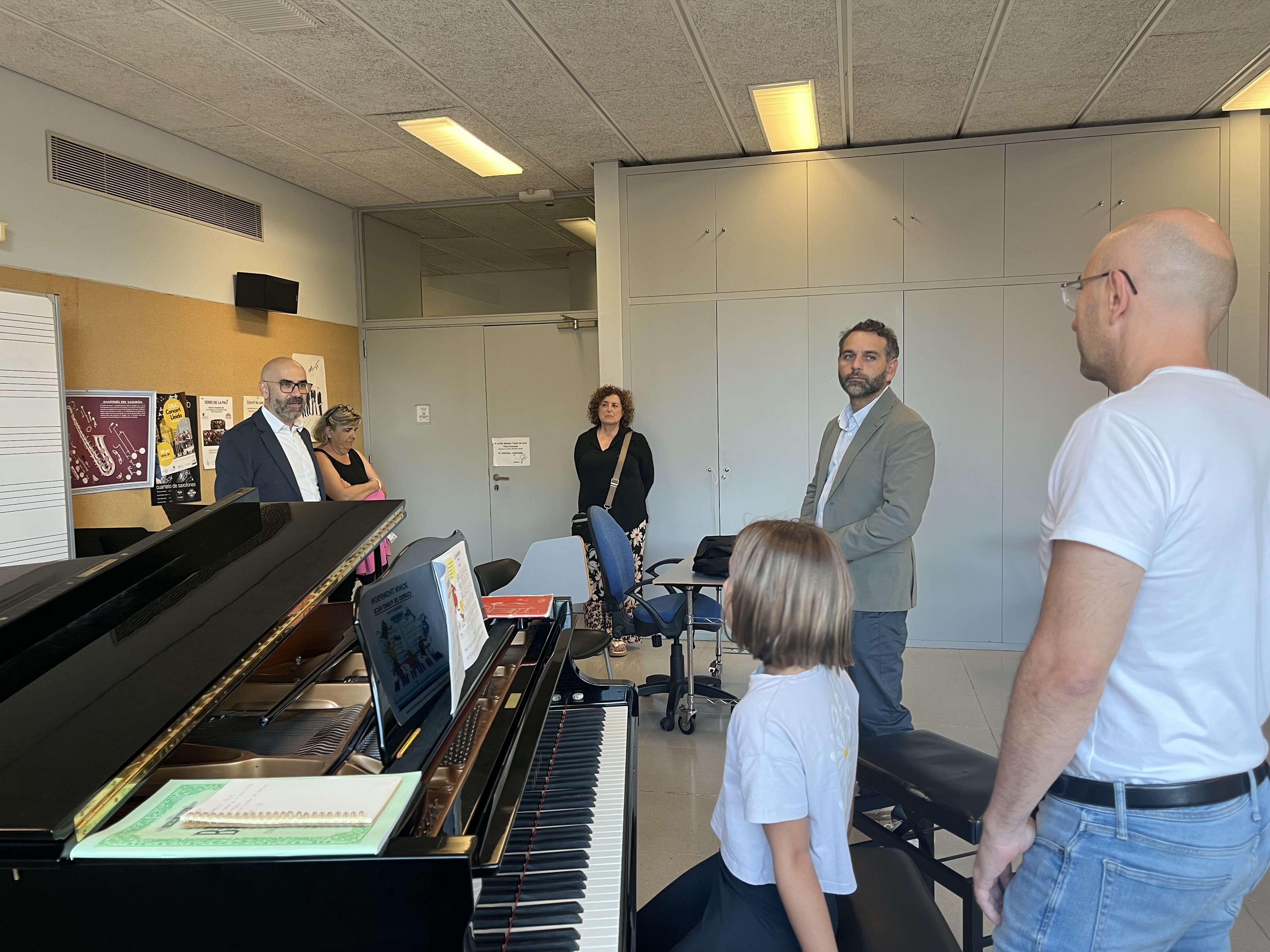 Xavi Blanco ha visitat l’Escola i el Conservatori Municipal de Música de Lleida, acompanyat del director Josep Lluís Boix