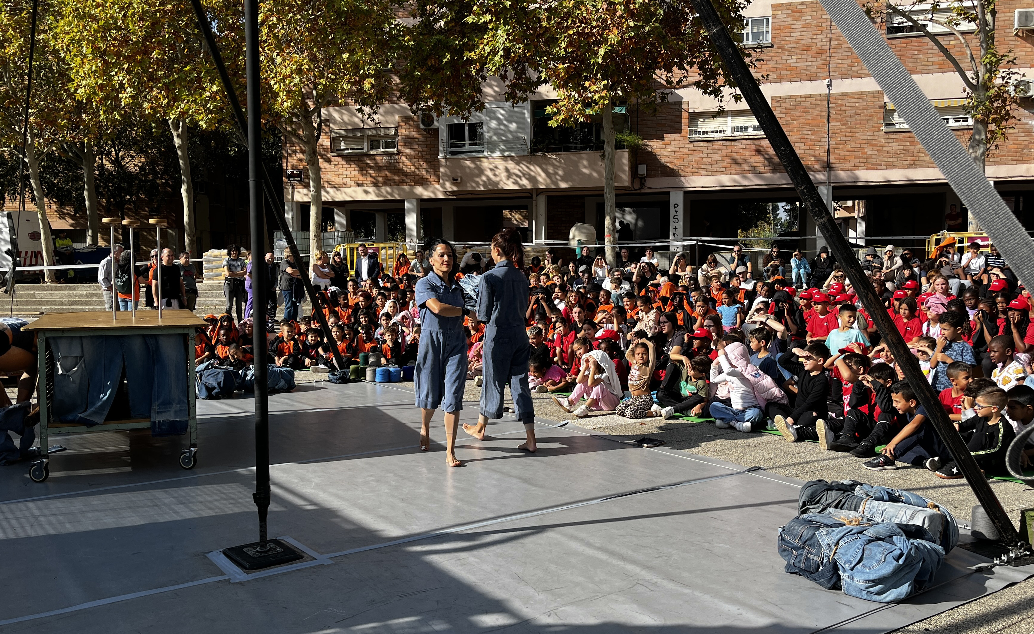 El regidor de Participació, Roberto Pino, ha assistit a l'espectacle d'arts en viu "NuShu", aquest dilluns, a La Mariola, en el marc del Festival Enre9.