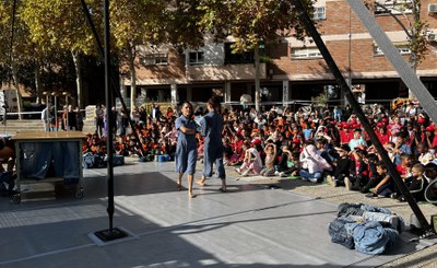El regidor de Participació, Roberto Pino, ha assistit a l'espectacle d'arts en viu "NuShu", aquest dilluns, a La Mariola, en el marc del Festival Enr….