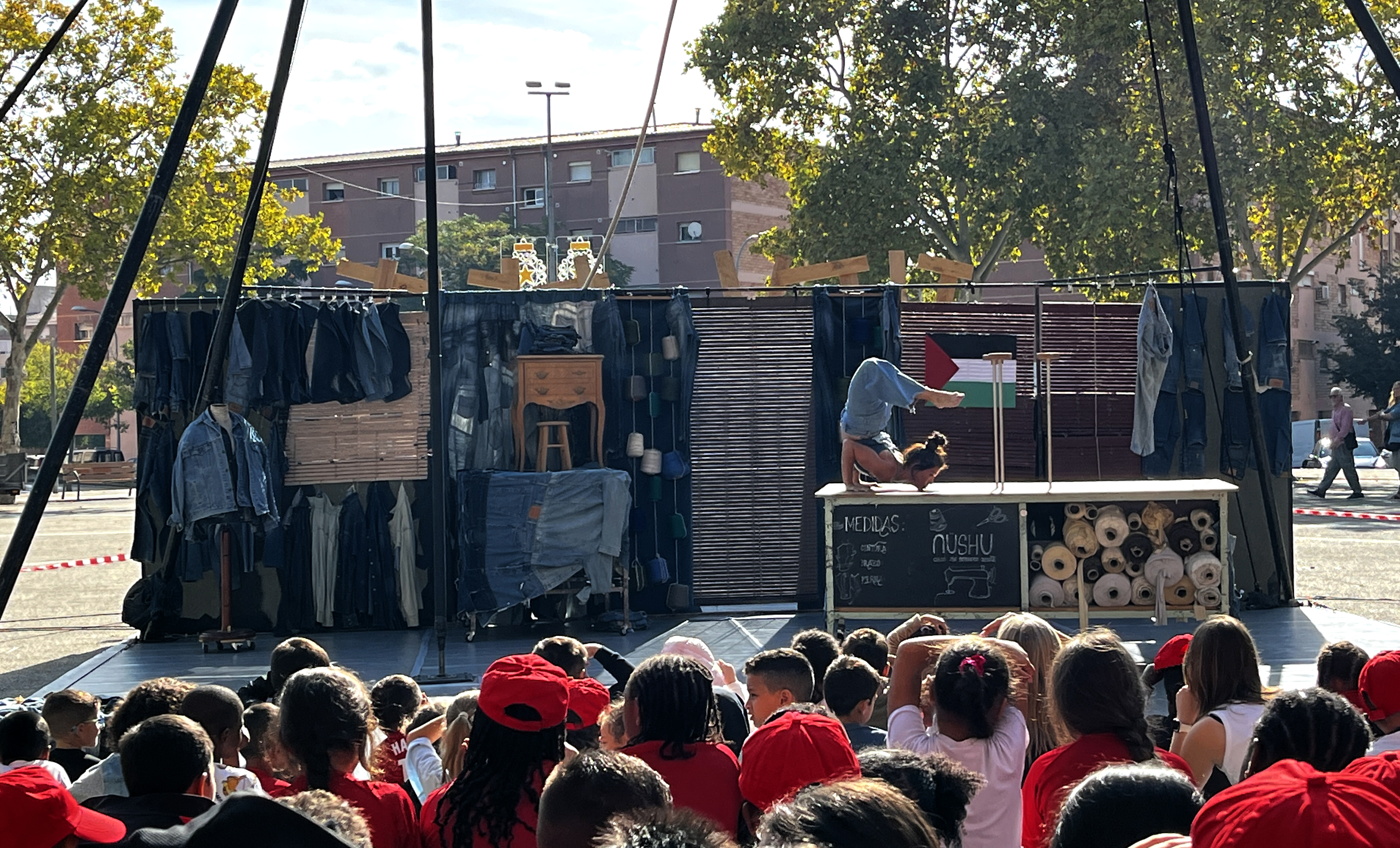 “NuShu”, de la cia Capicúa és un espectacle que reflexiona sobre la situació de la dona en el món laboral a través d'acròbates que treballen, cusen, ballen, etc.