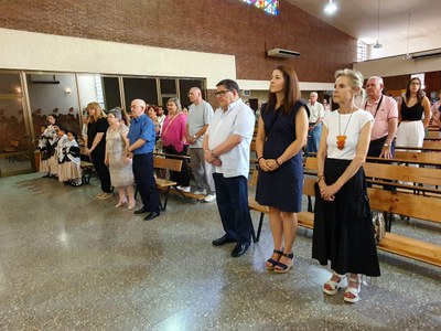 L'alcaldessa accidental, Cristina Morón, la regidora Ana Maria Florista i el president de l'AV, Joan Torné, han assistit a la missa cantada a la Parr….