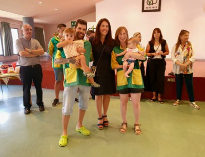 L'alcaldessa accidental, Cristina Morón, ha fet entrega d'un dels obsequis.