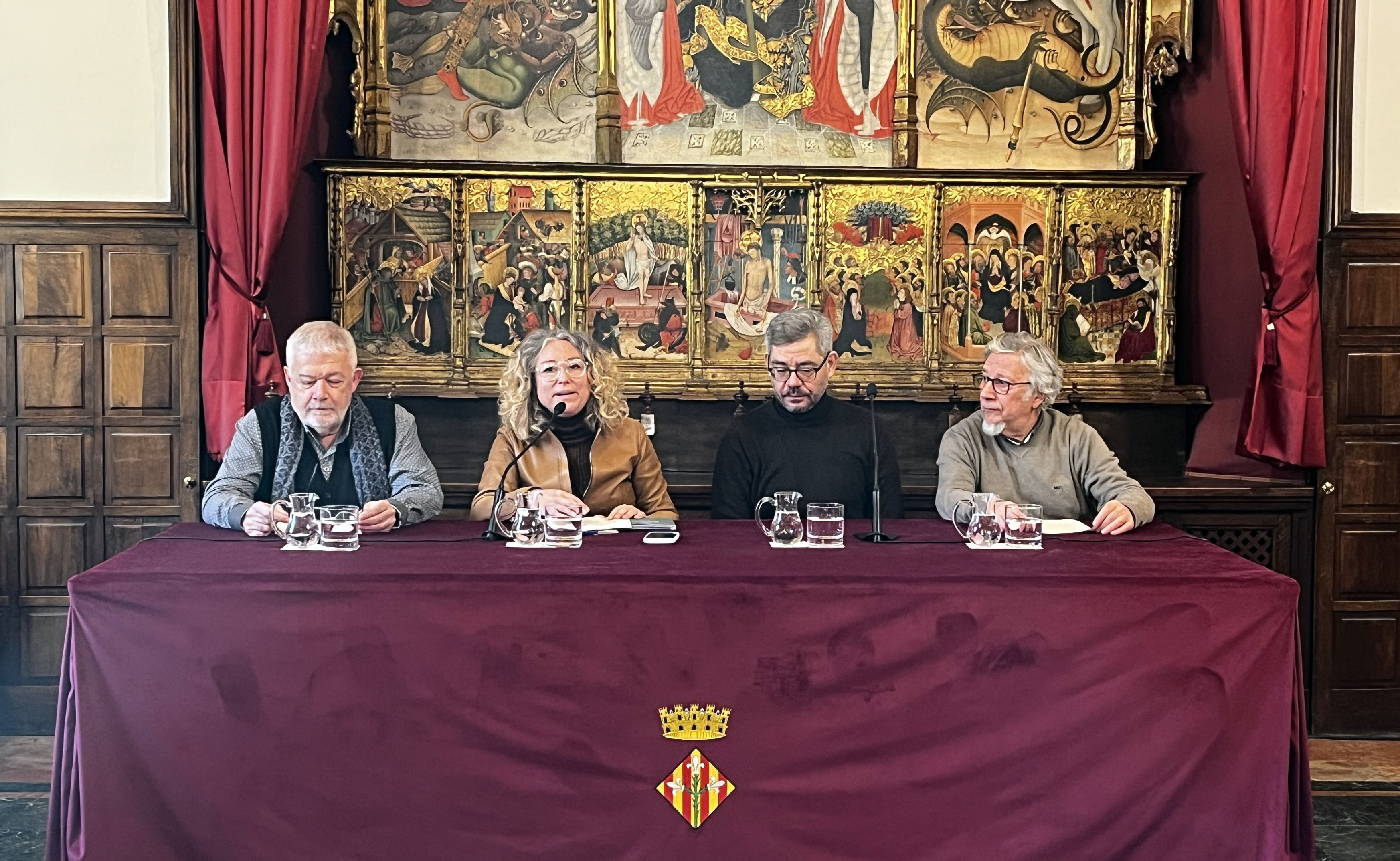 La regidora de Cultura, Pilar Bosch, el director de l'IEI, Andreu Vàzquez, i els secretaris dels jurats dels dos premis, Ramon Sistac i Josep Borrell