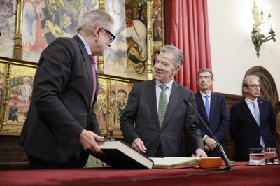 L'alcalde ha fet obsequi Santos d'una còpia del Llibre dels Usatges.