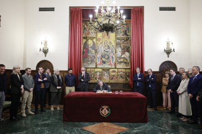Santos ha signat el Llibre d'Honor de l'Ajuntament.
