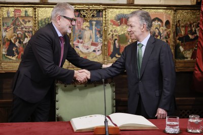 Larrosa i Santos es donen la mà.