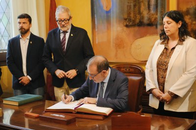 Espadaler ha signat en el Llibre d’Or de la Paeria, després de mantenir una reunió amb el paer en cap.