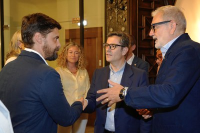 El ministre, amb l'alcalde Larrosa, saluda el tinent d'alcalde Carlos Enjuanes. Al fons, la regidora Pilar Bosch..