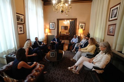 Els edils i autoritats que han assistit a la visita del Ministre..