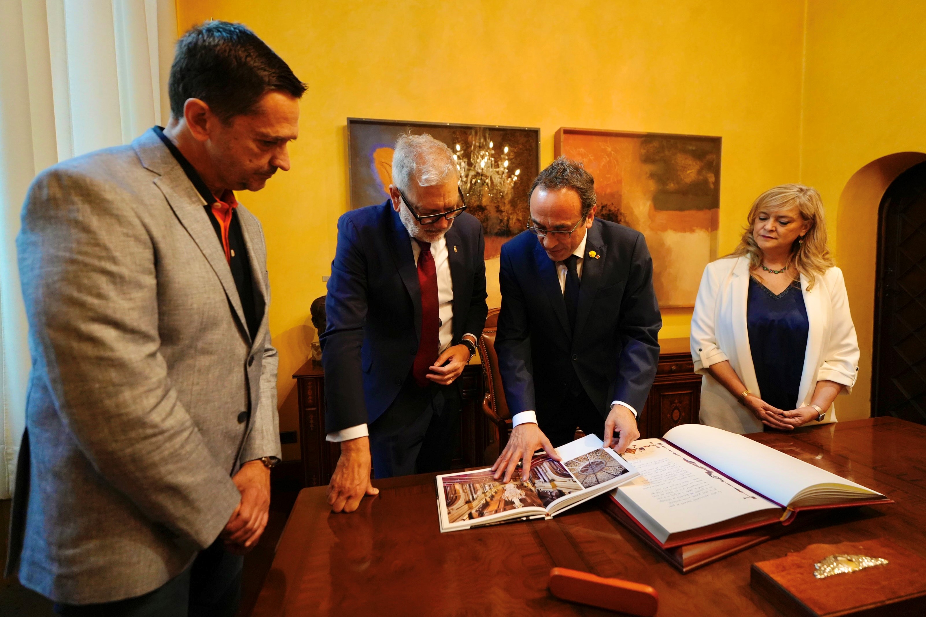 Josep Rull ha signat al Llibre d'Or de la Paeria i després el paer en cap i el president del Parlament s'han intercanviat obsequis institucionals.