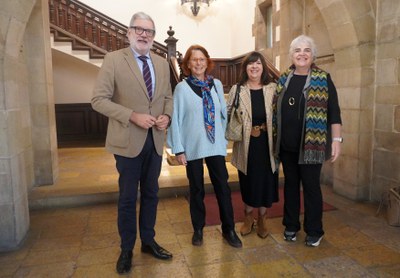 L'alcalde, Fèlix Larrosa; la síndica de greuges de Catalunya, Esther Giménez-Salinas; la síndica de la Paeria, Dora Padial, i la tinenta d'alcalde, C….