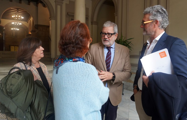 L'alcalde Larrosa ha rebut a la Paeria la síndica de greuges de Catalunya, Esther Giménez-Salinas.