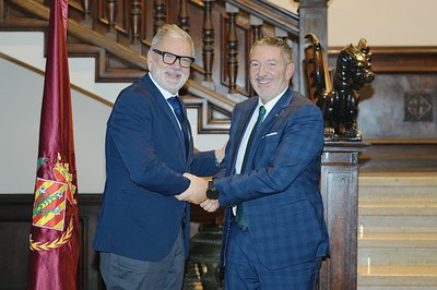 L'alcalde Larrosa saluda el conseller, a la seva arribada a la Paeria.