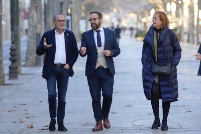 L'alcalde, Miquel Pueyo, el conseller de Territori, Juli Fernàndez, i la delegada del govern a Lleida, Montse Bergés..