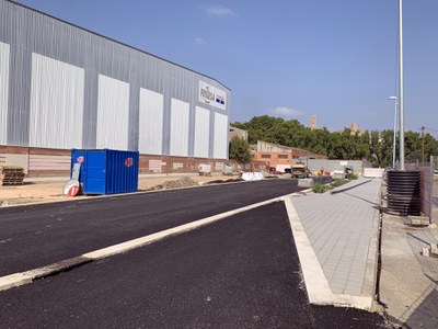 El nou tram de carrer està pendent de l'asfaltat de la capa final de rodadura.